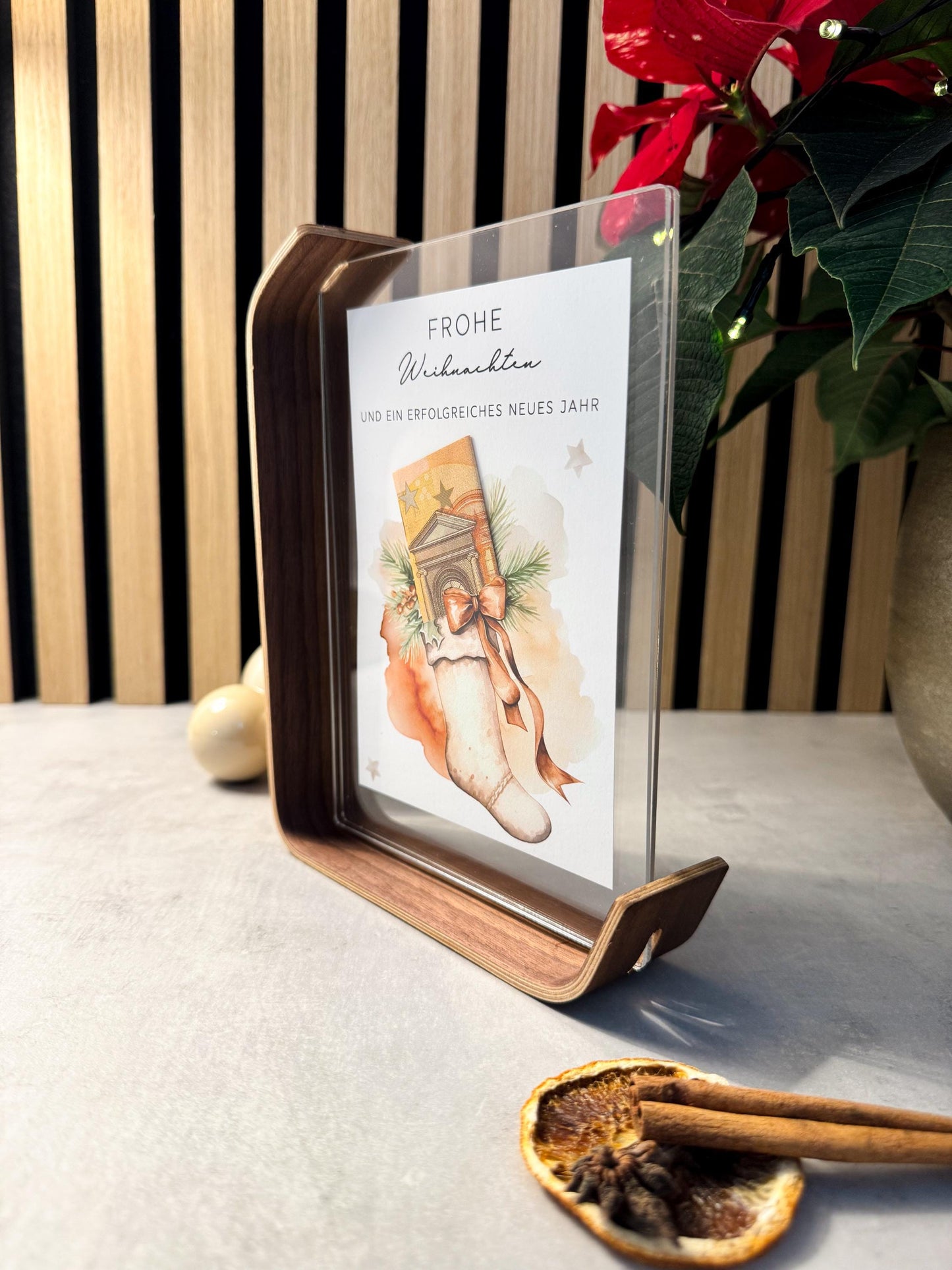 Geldgeschenk zu Weihnachten im Aufstellbilderrahmen aus Walnussfurnier und Acrylglas