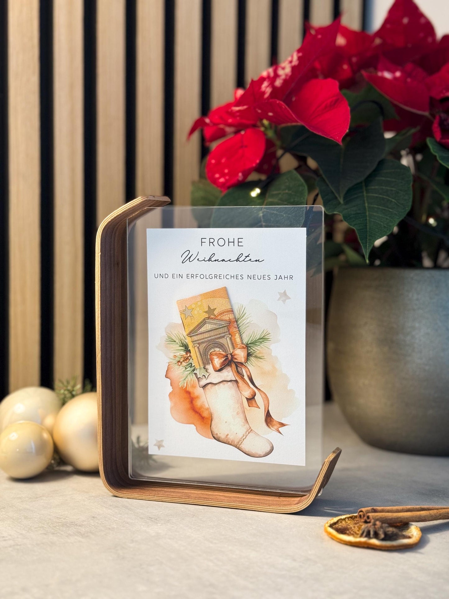 Geldgeschenk zu Weihnachten im Aufstellbilderrahmen aus Walnussfurnier und Acrylglas