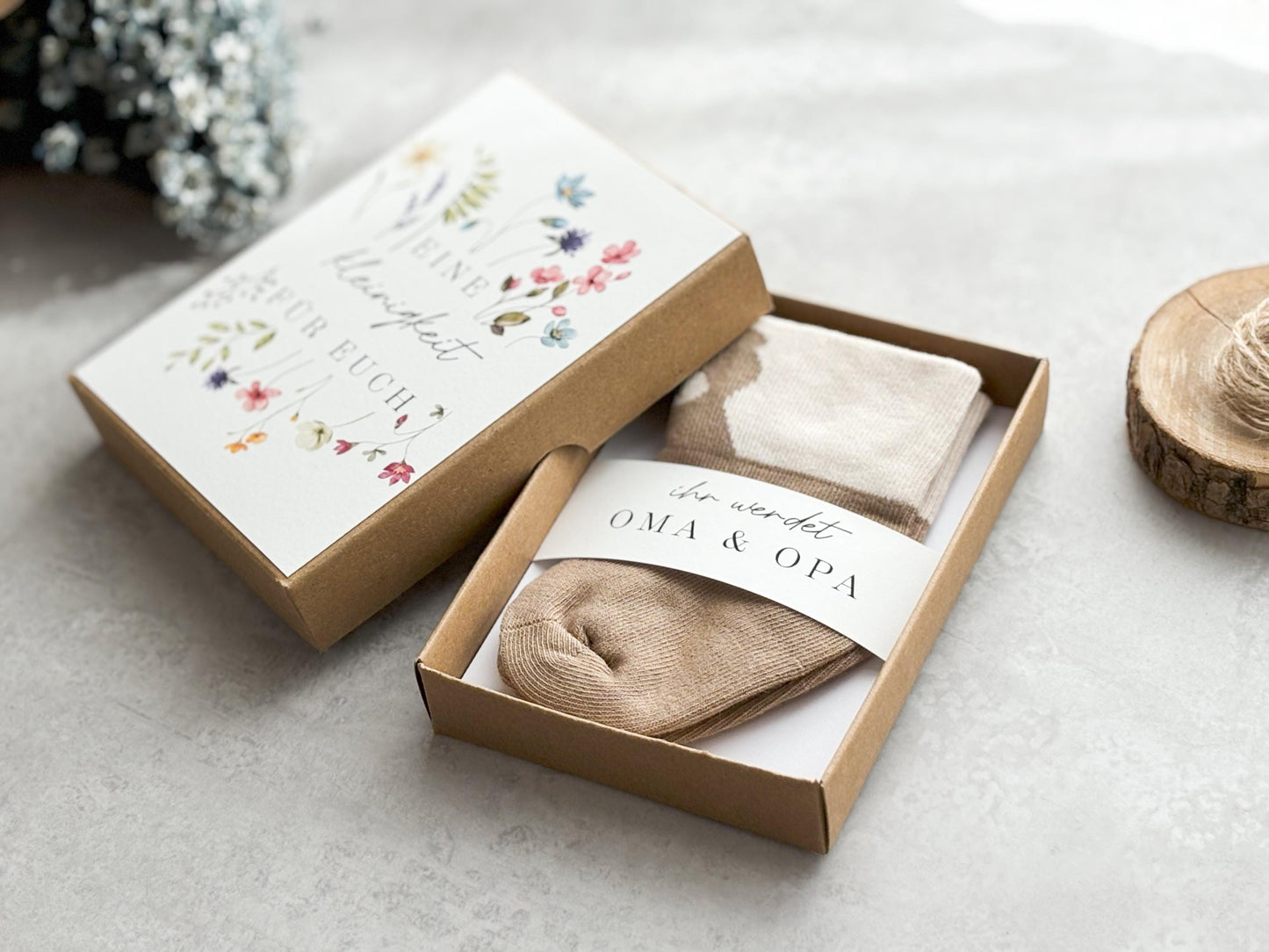 Geschenkbox zur Schwangerschaftsverkündung mit Babysocken