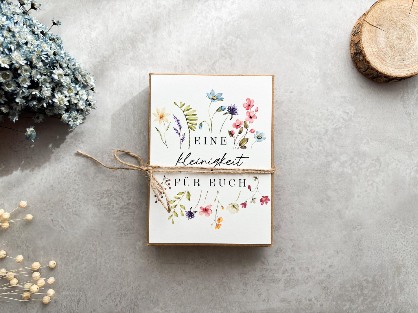 Geschenkbox zur Schwangerschaftsverkündung mit Babysocken