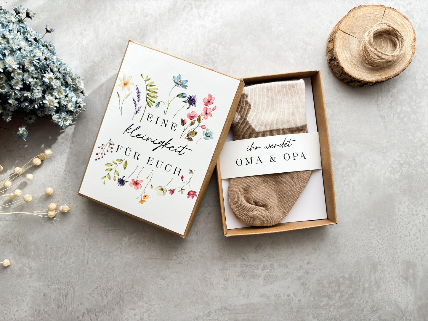 Geschenkbox zur Schwangerschaftsverkündung mit Babysocken