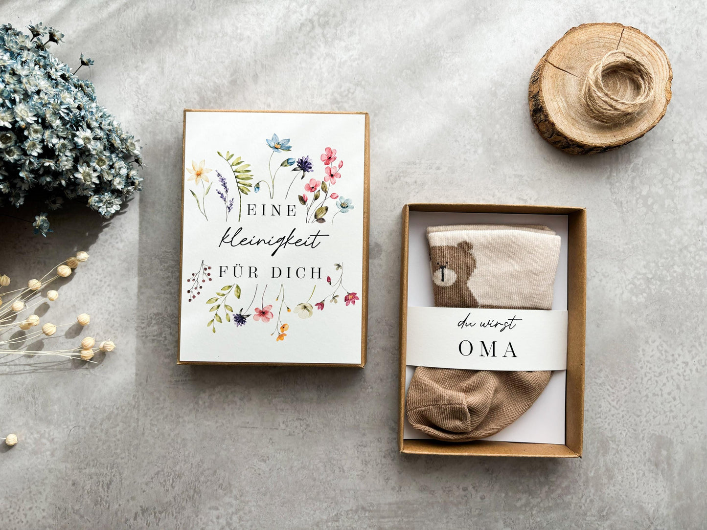 Geschenkbox zur Schwangerschaftsverkündung mit Babysocken