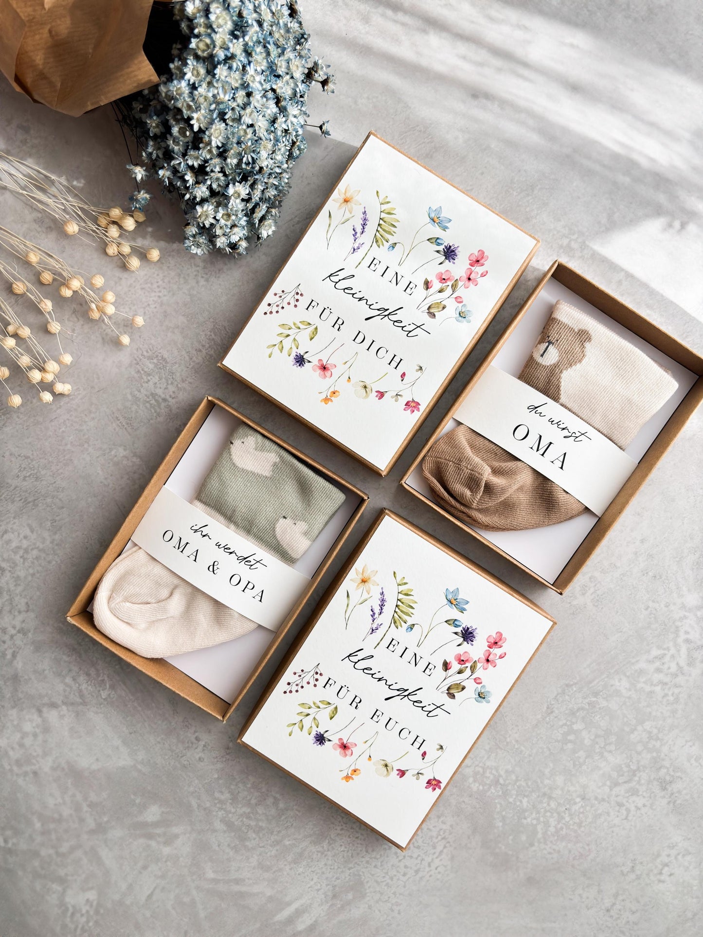 Geschenkbox zur Schwangerschaftsverkündung mit Babysocken
