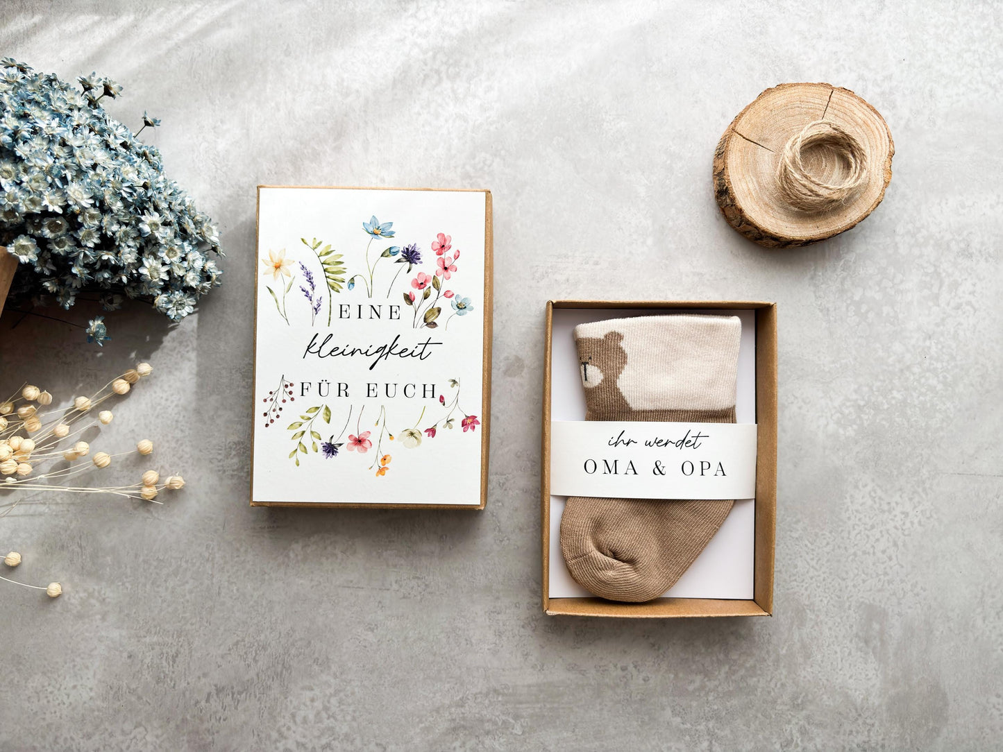 Geschenkbox zur Schwangerschaftsverkündung mit Babysocken