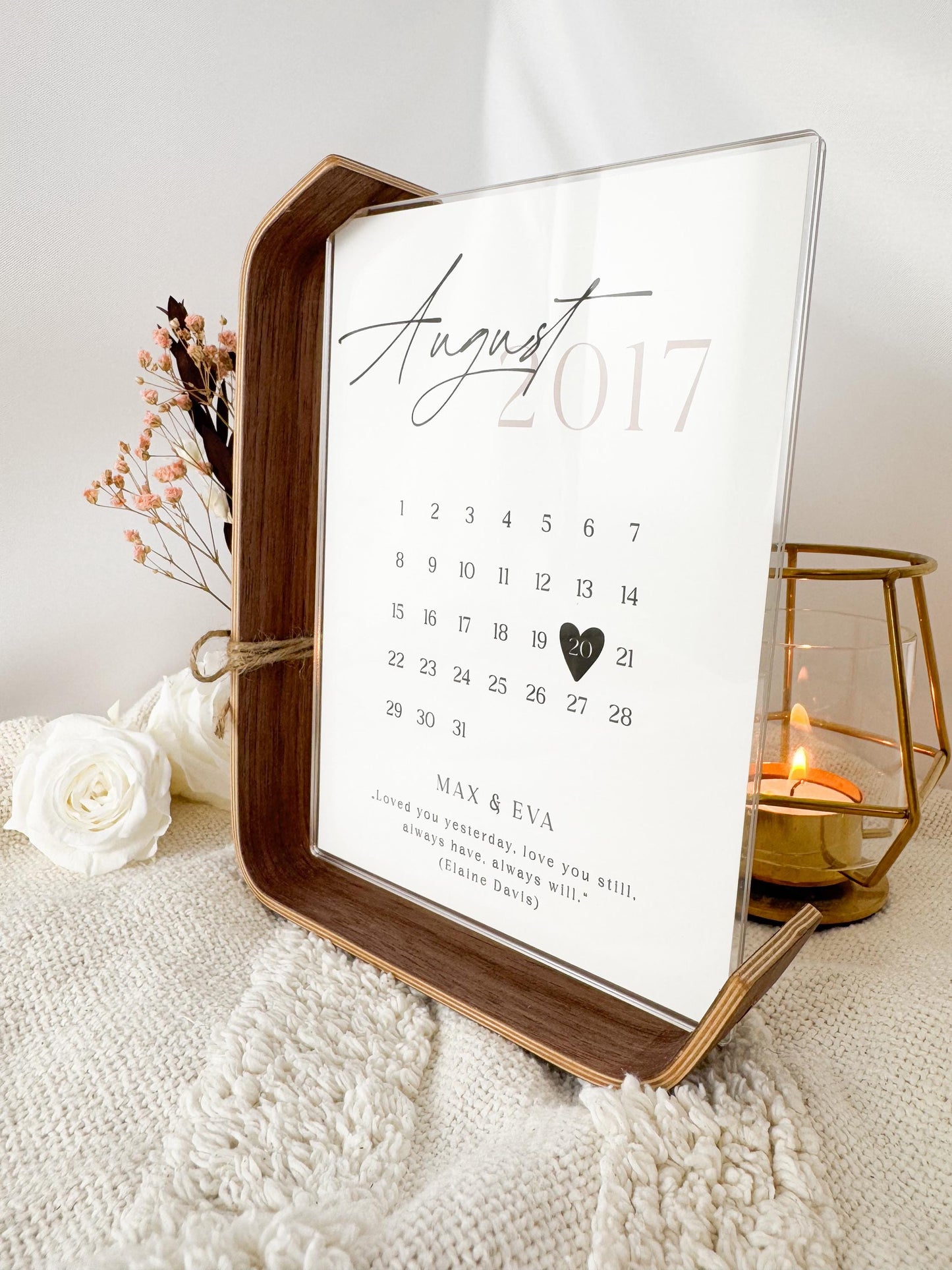 Personalisierter Kalender aus Acrylglas mit Trockenblumen und hervorgehobenem Jahrestagsdatum im August 2017. Mit Zitat Loved you yesterday, love you still, always have, always will und Namen. Geschenk zum Jahrestag, Valentinstag oder zur Hochzeit.