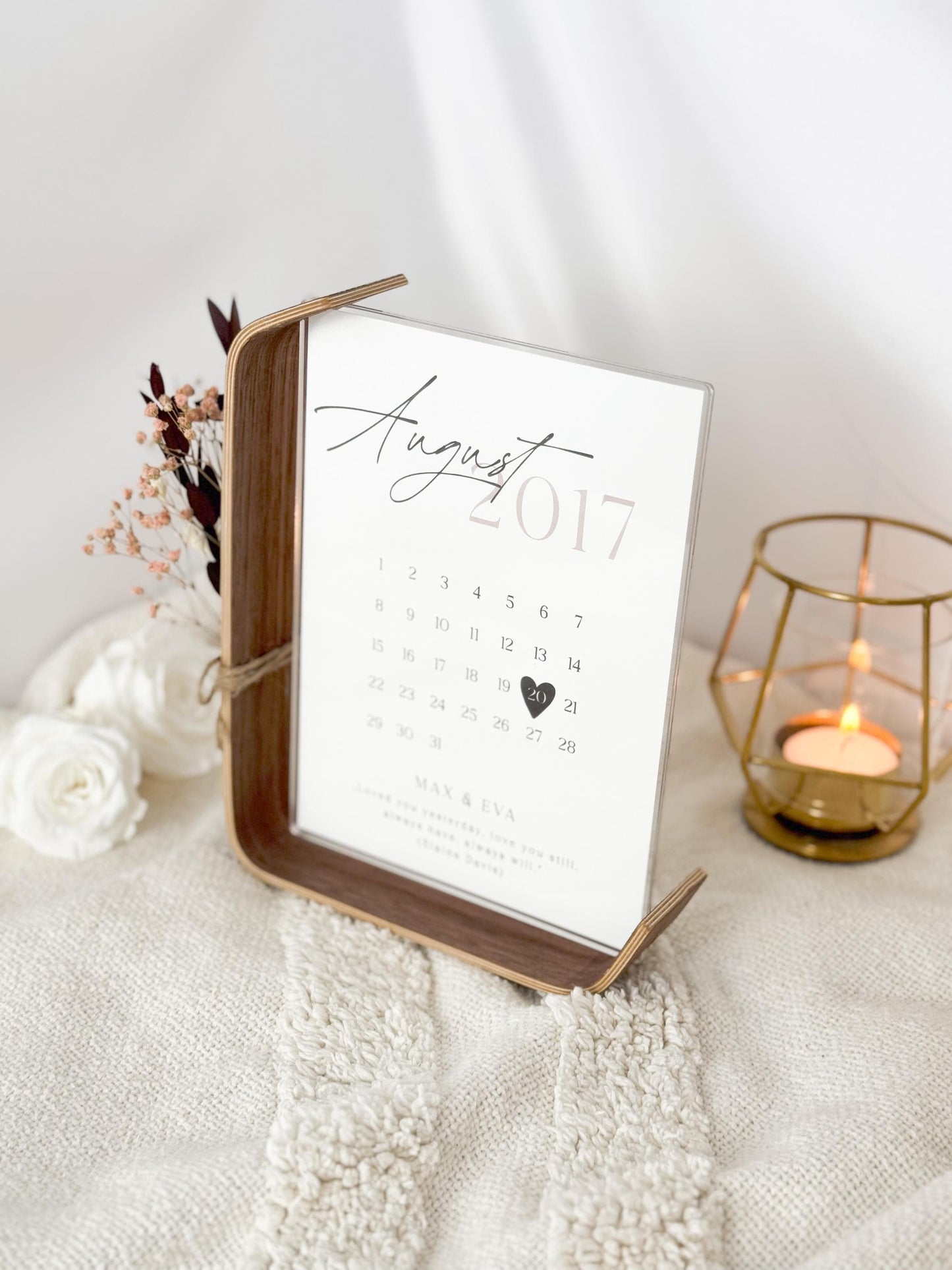Personalisierter Kalender aus Acrylglas mit Trockenblumen und hervorgehobenem Jahrestagsdatum im August 2017. Mit Zitat Loved you yesterday, love you still, always have, always will und Namen. Geschenk zum Jahrestag, Valentinstag oder zur Hochzeit.