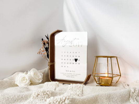 Personalisierter Kalender aus Acrylglas mit Trockenblumen und hervorgehobenem Jahrestagsdatum im August 2017. Mit Zitat Loved you yesterday, love you still, always have, always will und Namen. Geschenk zum Jahrestag, Valentinstag oder zur Hochzeit.