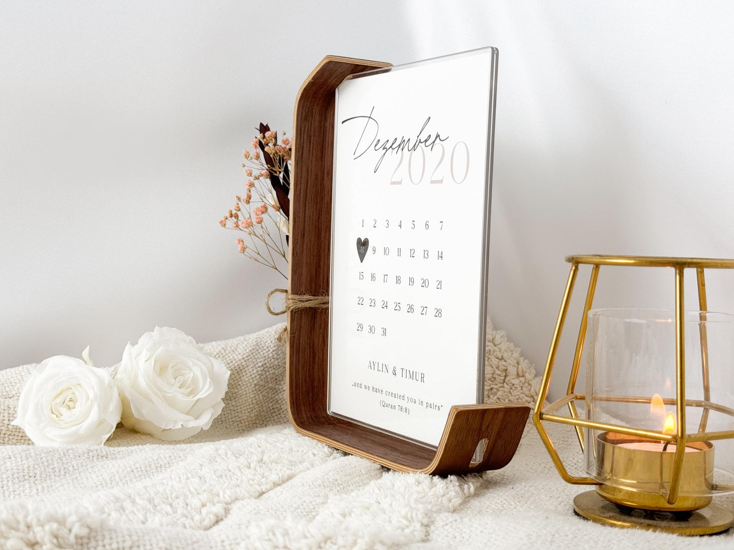 Personalisierter Kalender im Bilderrahmen – Valentinstagsgeschenk für Paare | Acrylglas & Walnussholz mit Trockenblumen | Hochzeit Jahrestag