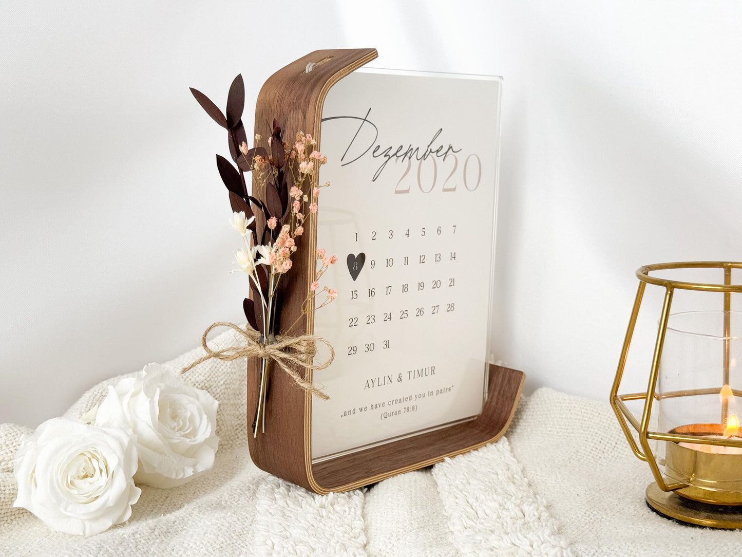 Personalisierter Kalender im Bilderrahmen – Valentinstagsgeschenk für Paare | Acrylglas & Walnussholz mit Trockenblumen | Hochzeit Jahrestag