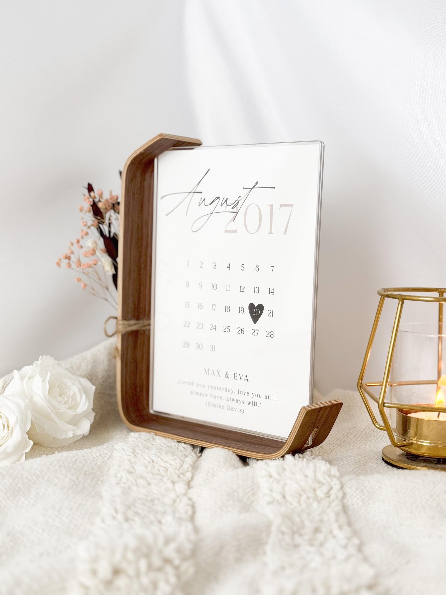 Personalisierter Kalender aus Acrylglas mit Trockenblumen und hervorgehobenem Jahrestagsdatum im August 2017. Mit Zitat Loved you yesterday, love you still, always have, always will und Namen. Geschenk zum Jahrestag, Valentinstag oder zur Hochzeit.