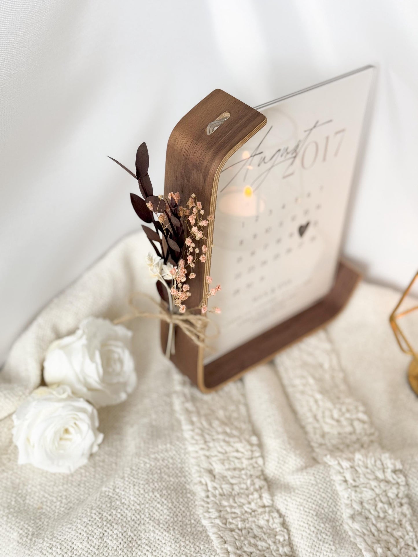 Personalisierter Kalender aus Acrylglas mit Trockenblumen und hervorgehobenem Jahrestagsdatum im August 2017. Mit Zitat Loved you yesterday, love you still, always have, always will und Namen. Geschenk zum Jahrestag, Valentinstag oder zur Hochzeit.