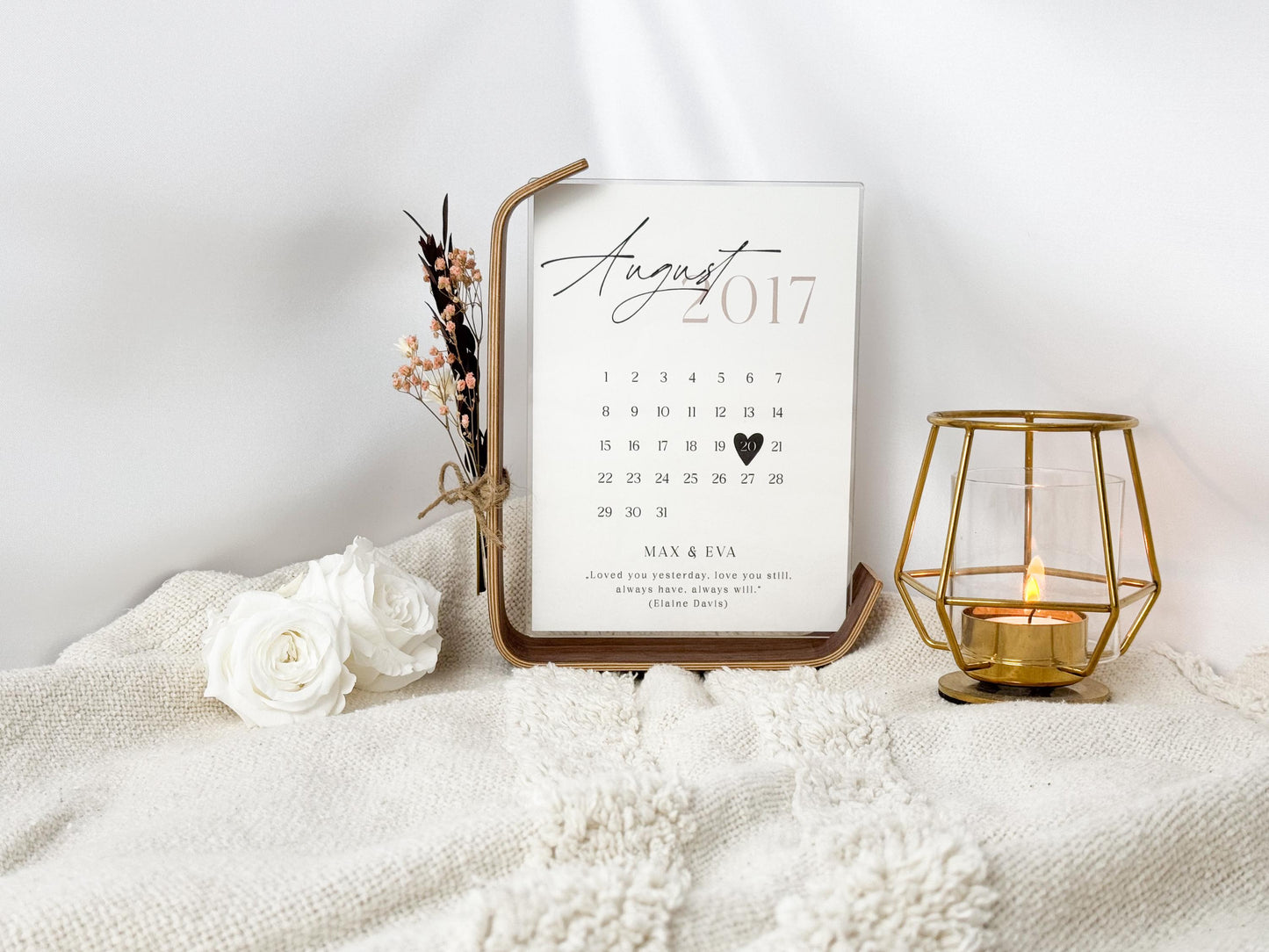 Personalisierter Kalender aus Acrylglas mit Trockenblumen und hervorgehobenem Jahrestagsdatum im August 2017. Mit Zitat Loved you yesterday, love you still, always have, always will und Namen. Geschenk zum Jahrestag, Valentinstag oder zur Hochzeit.