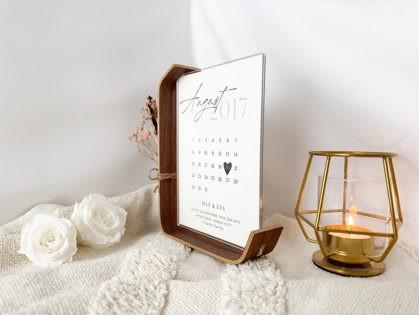 Personalisierter Kalender aus Acrylglas mit Trockenblumen und hervorgehobenem Jahrestagsdatum im August 2017. Mit Zitat Loved you yesterday, love you still, always have, always will und Namen. Geschenk zum Jahrestag, Valentinstag oder zur Hochzeit.