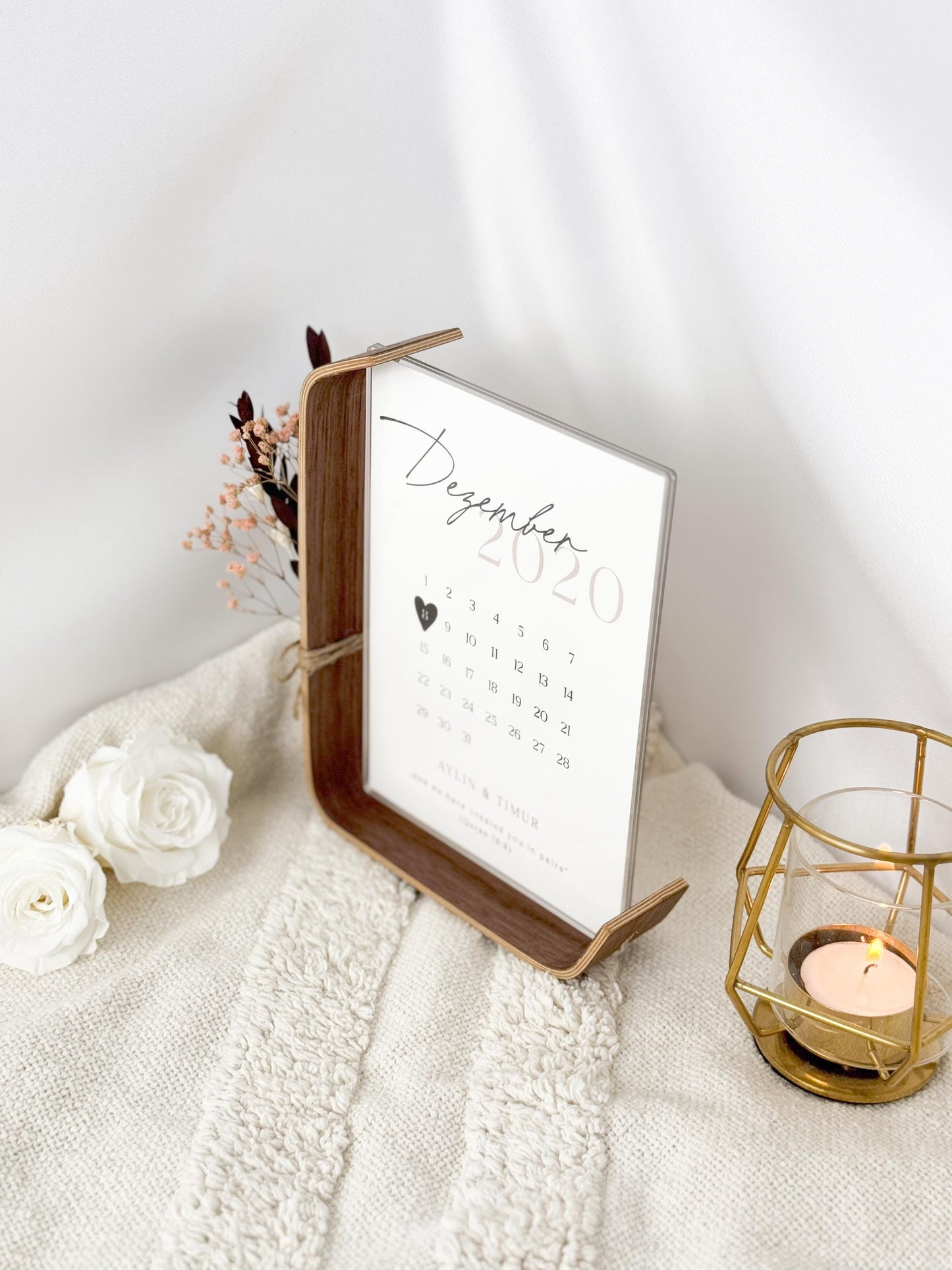 Personalisierter Kalender im Bilderrahmen – Valentinstagsgeschenk für Paare | Acrylglas & Walnussholz mit Trockenblumen | Hochzeit Jahrestag
