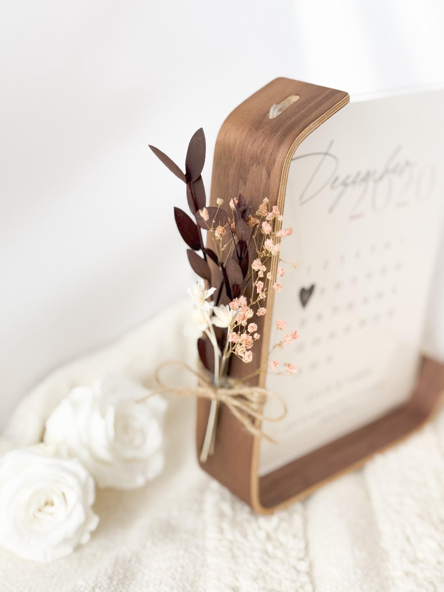 Personalisierter Kalender im Bilderrahmen – Valentinstagsgeschenk für Paare | Acrylglas & Walnussholz mit Trockenblumen | Hochzeit Jahrestag