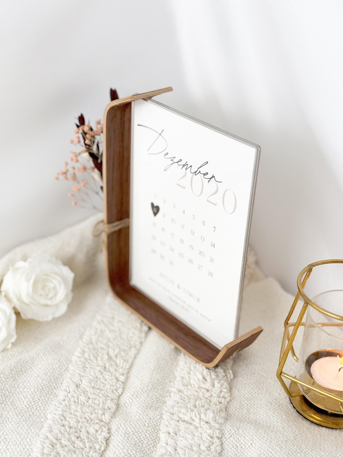 Personalisierter Kalender im Bilderrahmen – Valentinstagsgeschenk für Paare | Acrylglas & Walnussholz mit Trockenblumen | Hochzeit Jahrestag