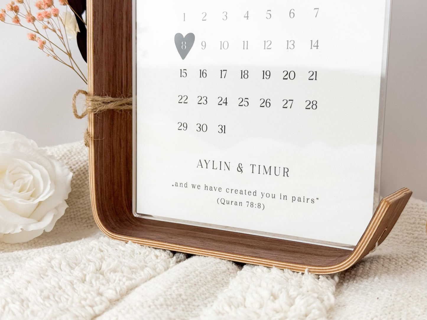 Personalisierter Kalender im Bilderrahmen – Valentinstagsgeschenk für Paare | Acrylglas & Walnussholz mit Trockenblumen | Hochzeit Jahrestag
