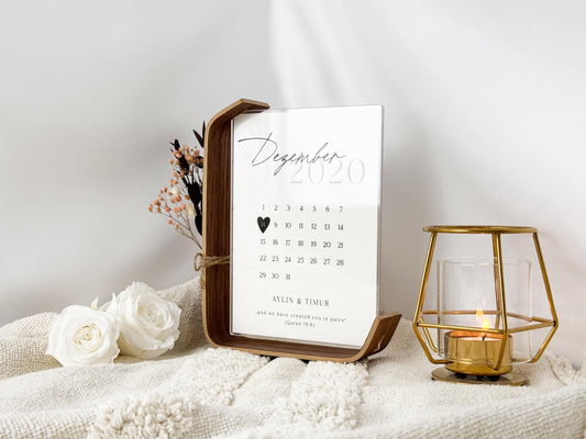Personalisierter Kalender im Bilderrahmen – Valentinstagsgeschenk für Paare | Acrylglas & Walnussholz mit Trockenblumen | Hochzeit Jahrestag