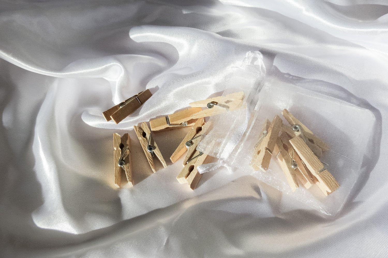 Mini-Holzklammern für den DIY Adventskalender – einfach und stilvoll zum Befüllen.