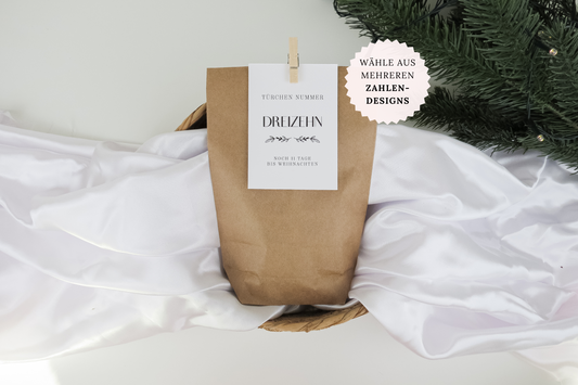 Gestalte deinen eigenen DIY Adventskalender mit 24 Kraftpapiertüten und liebevoll gestalteten Zahlenkarten.