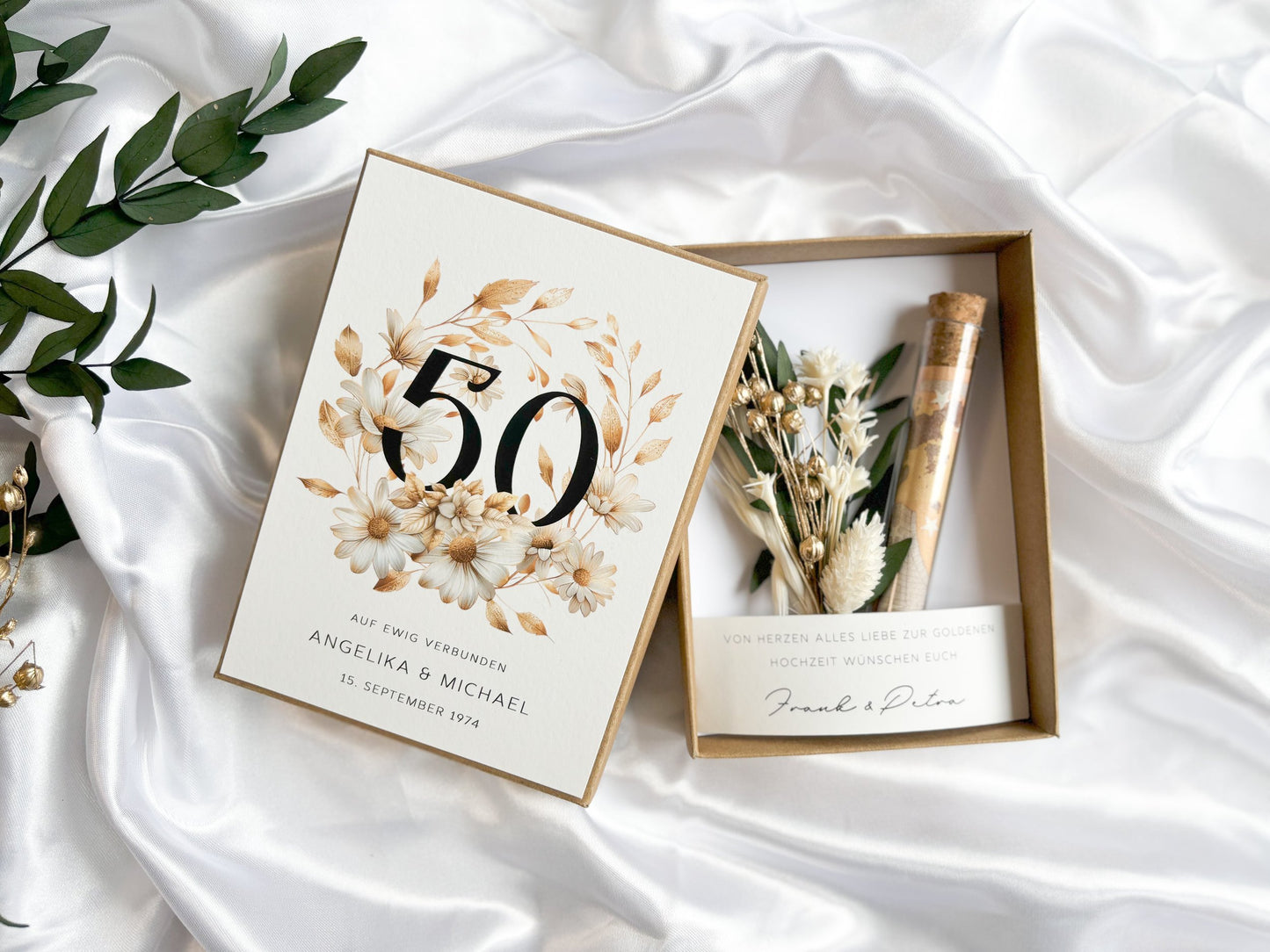 Personalisierte Geschenkbox zur goldenen Hochzeit, Jubiläum mit Reagenzglas für schenkendes Geld und kleinem Trockenblumenstrauß mit goldenen Elementen
