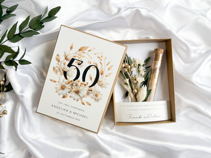 Personalisierte Geschenkbox zur goldenen Hochzeit, Jubiläum mit Reagenzglas für schenkendes Geld und kleinem Trockenblumenstrauß mit goldenen Elementen