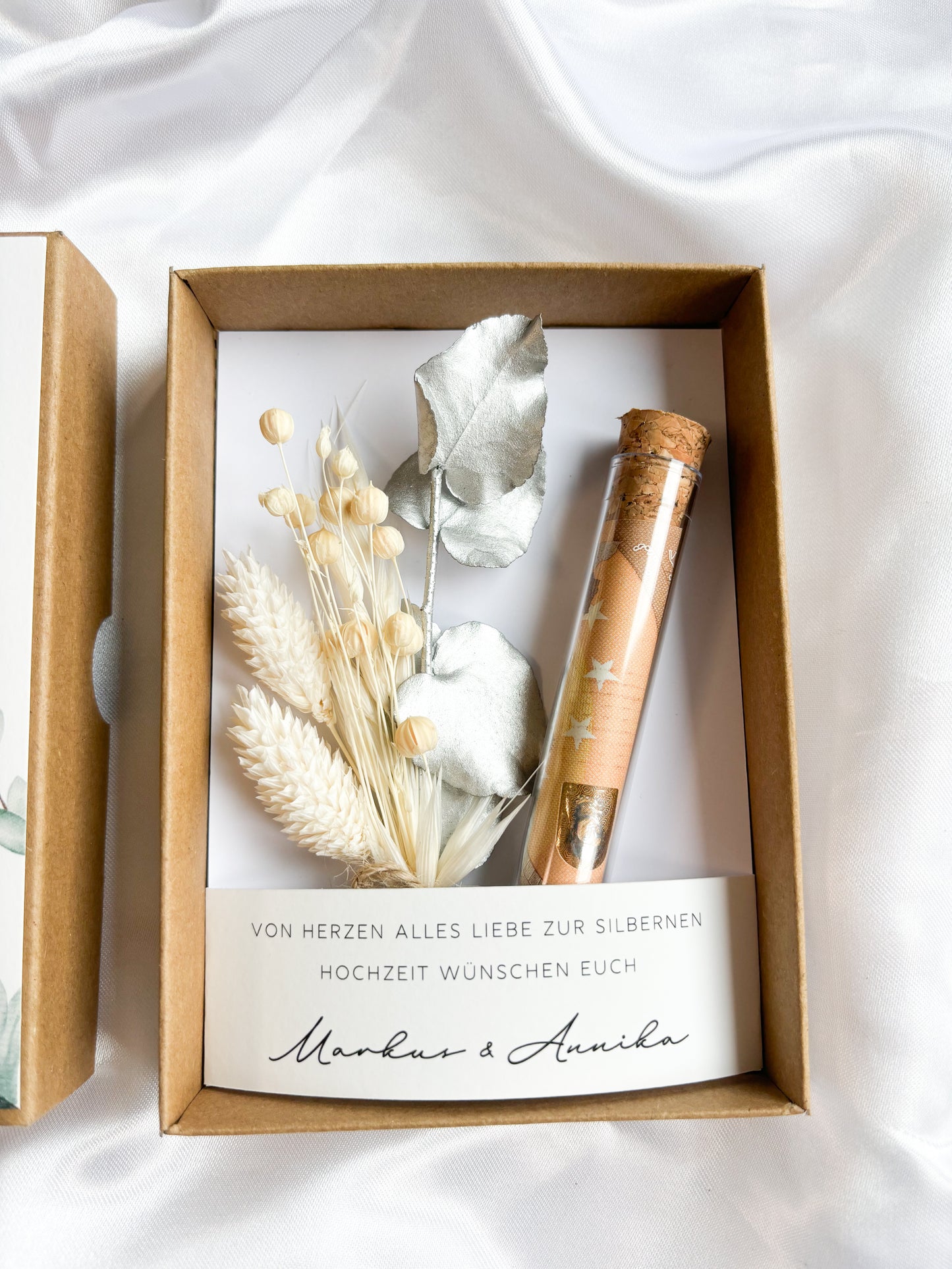 Geldgeschenk zur Silberhochzeit mit Strauß aus Trockenblumen | personalisiert | Hochzeitsgeschenk | Geschenkschachtel silberne Hochzeit