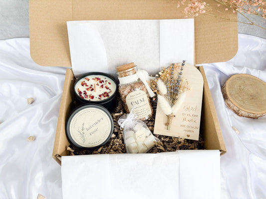 Wellness Geschenkset zum Muttertag mit Badesalz, Kerze, Seifensäckchen und Karte mit Trockenblumen aus Holz