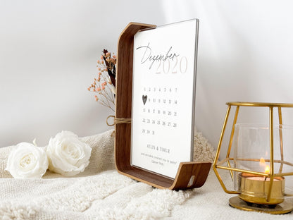 Personalisierter Kalender im Bilderrahmen – Valentinstagsgeschenk für Paare | Acrylglas & Walnussholz mit Trockenblumen | Hochzeit Jahrestag
