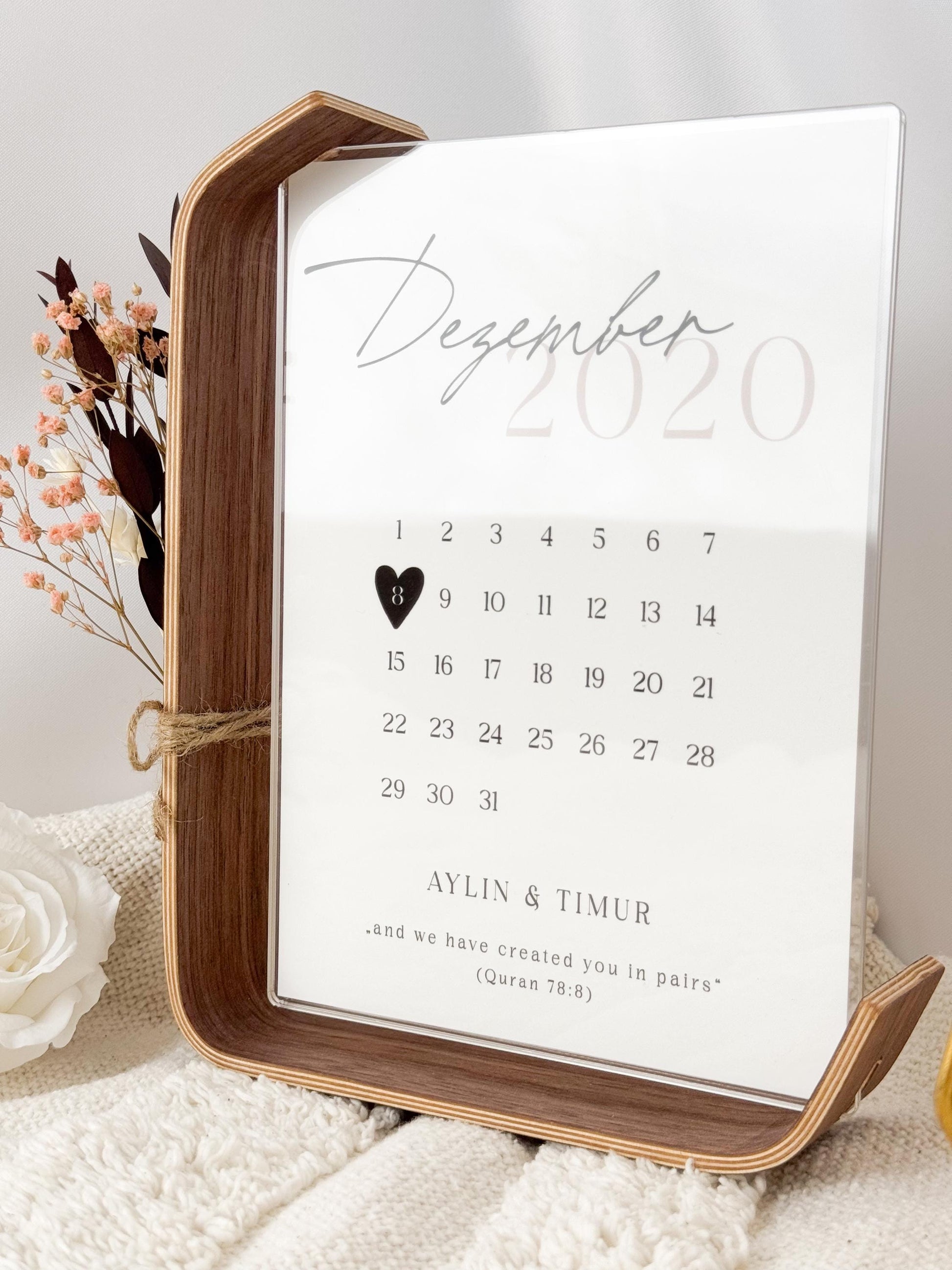 Personalisierter Kalender im Bilderrahmen – Valentinstagsgeschenk für Paare | Acrylglas & Walnussholz mit Trockenblumen | Hochzeit Jahrestag