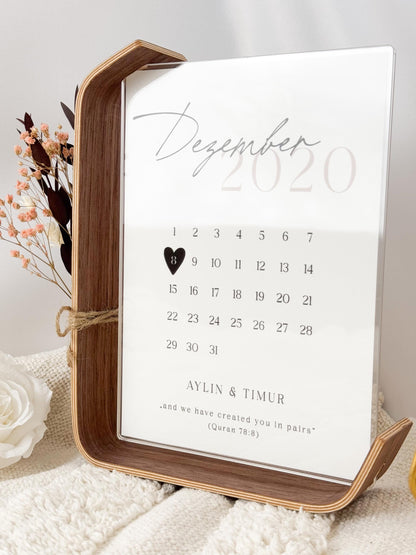 Personalisierter Kalender im Bilderrahmen – Valentinstagsgeschenk für Paare | Acrylglas & Walnussholz mit Trockenblumen | Hochzeit Jahrestag